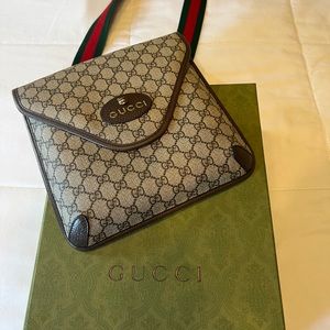 NEO VINTAGE GUCCI MEDIUM MESSENGER
